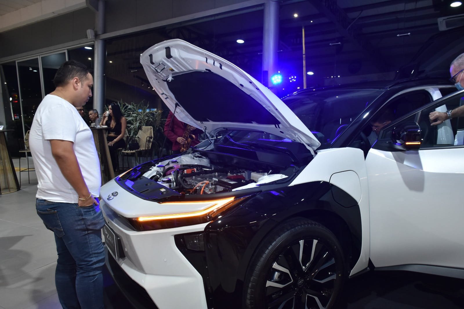 Diseño futurista del Toyota BZ4X carro eléctrico