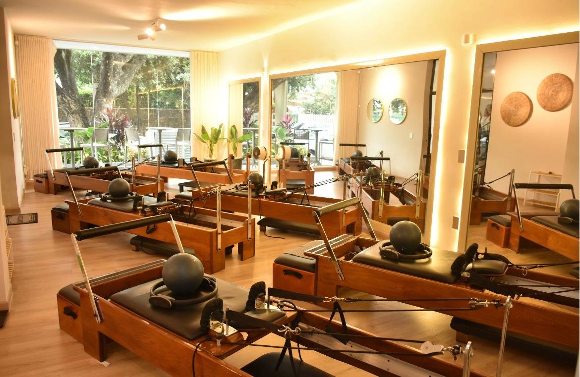 Mujeres practicando pilates y estiramiento