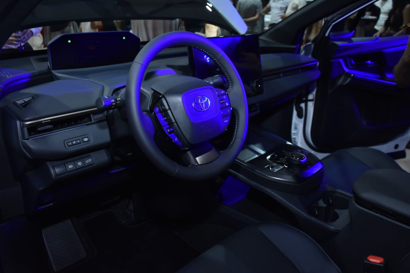 Interior tecnológico del Toyota BZ4X vehículo eléctrico