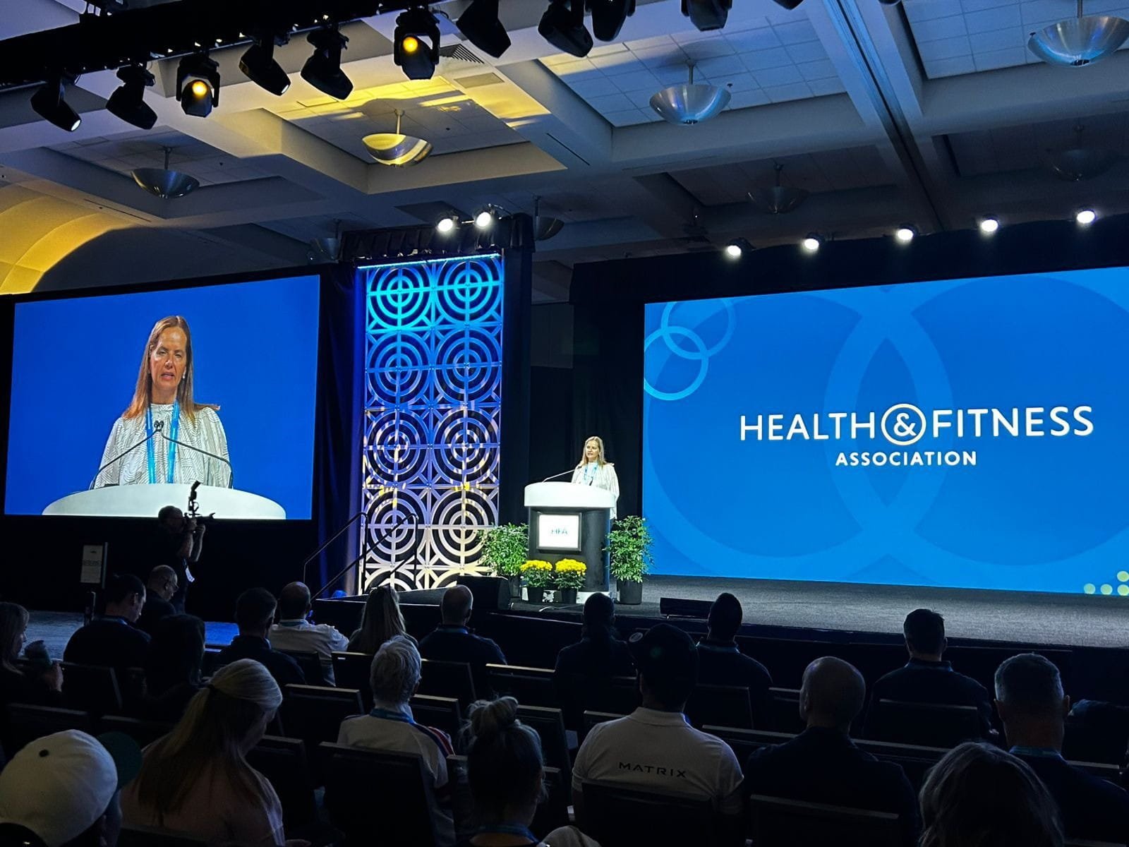 Mujer líder en un entorno de fitness y bienestar