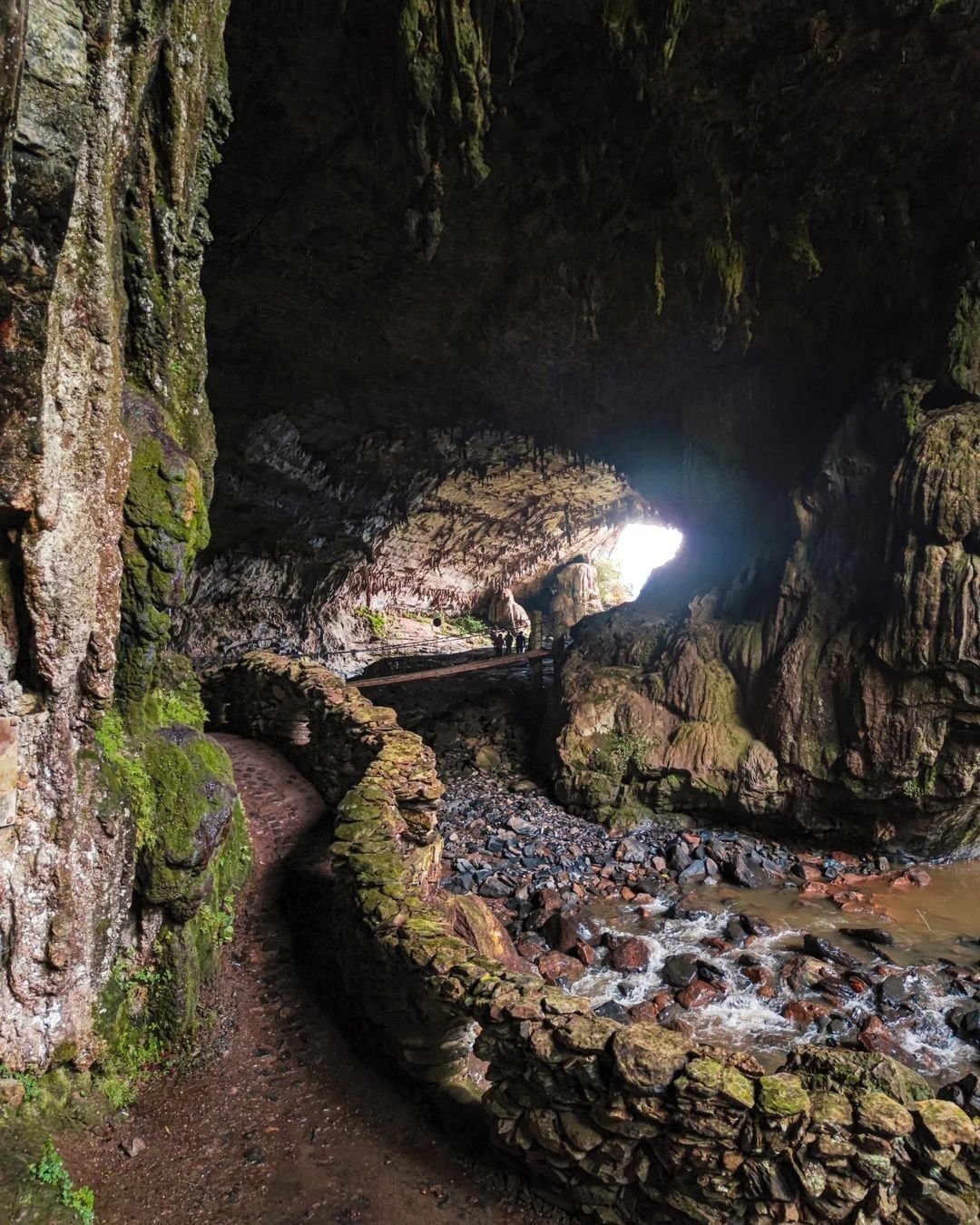 Cascada majestuosa cayendo desde una formación rocosa