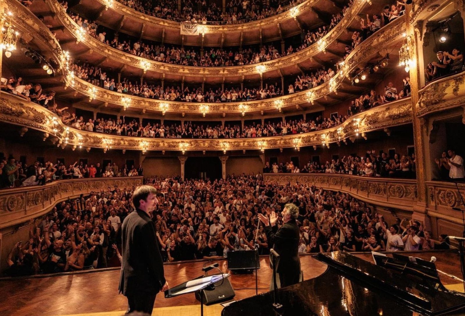 Músico cantando frente a un micrófono en vivo