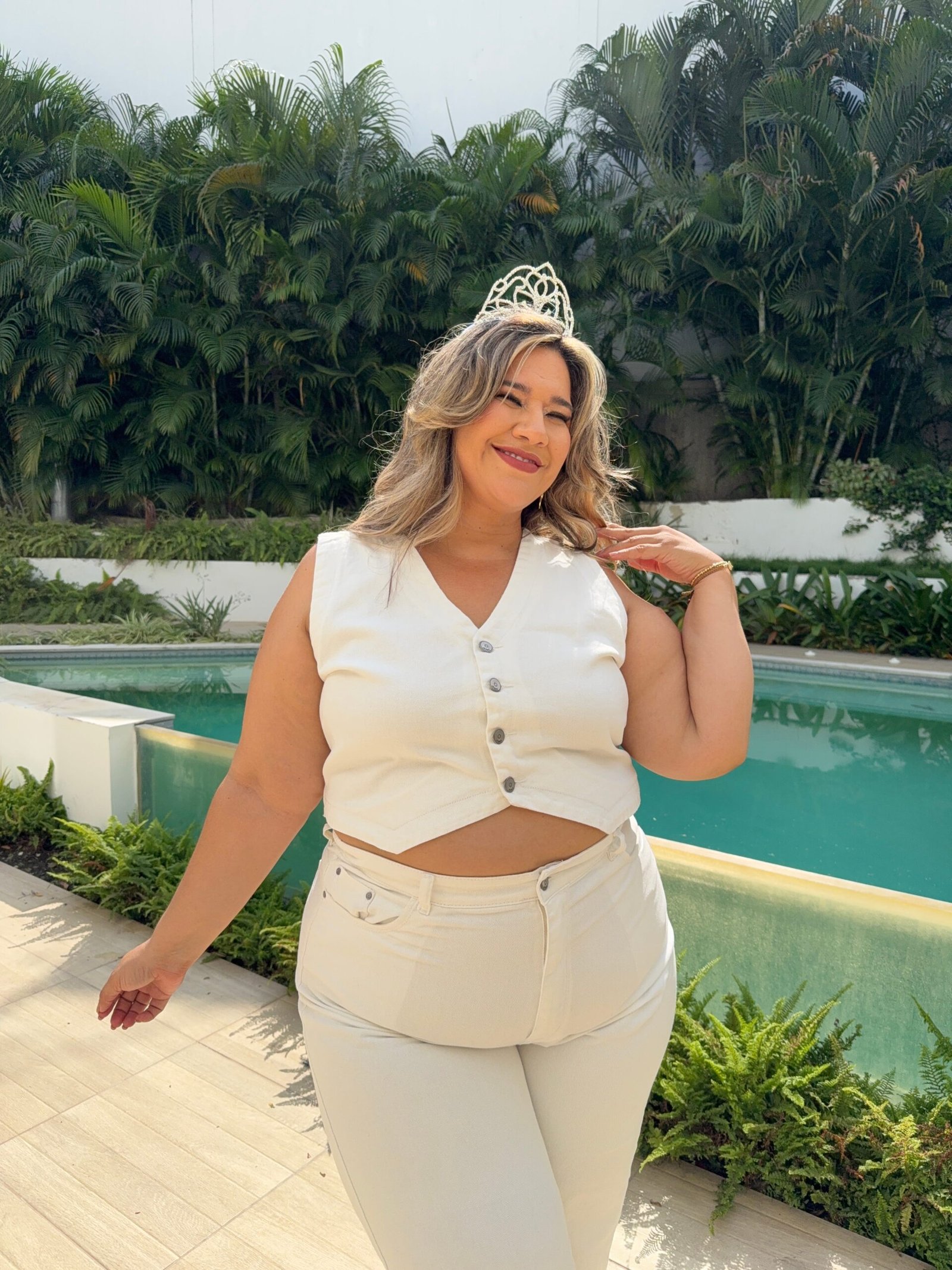 Mujer empoderada posando con seguridad, reflejando el espíritu del modelaje Plus Size