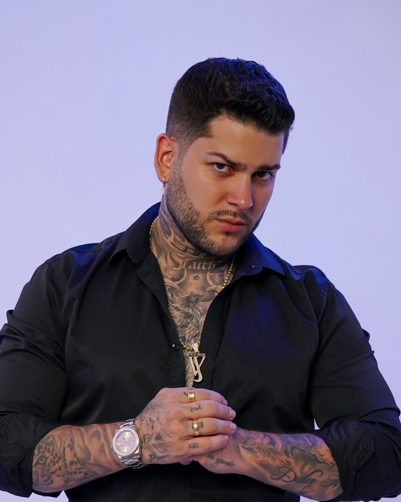 Cantante en escenario con micrófono