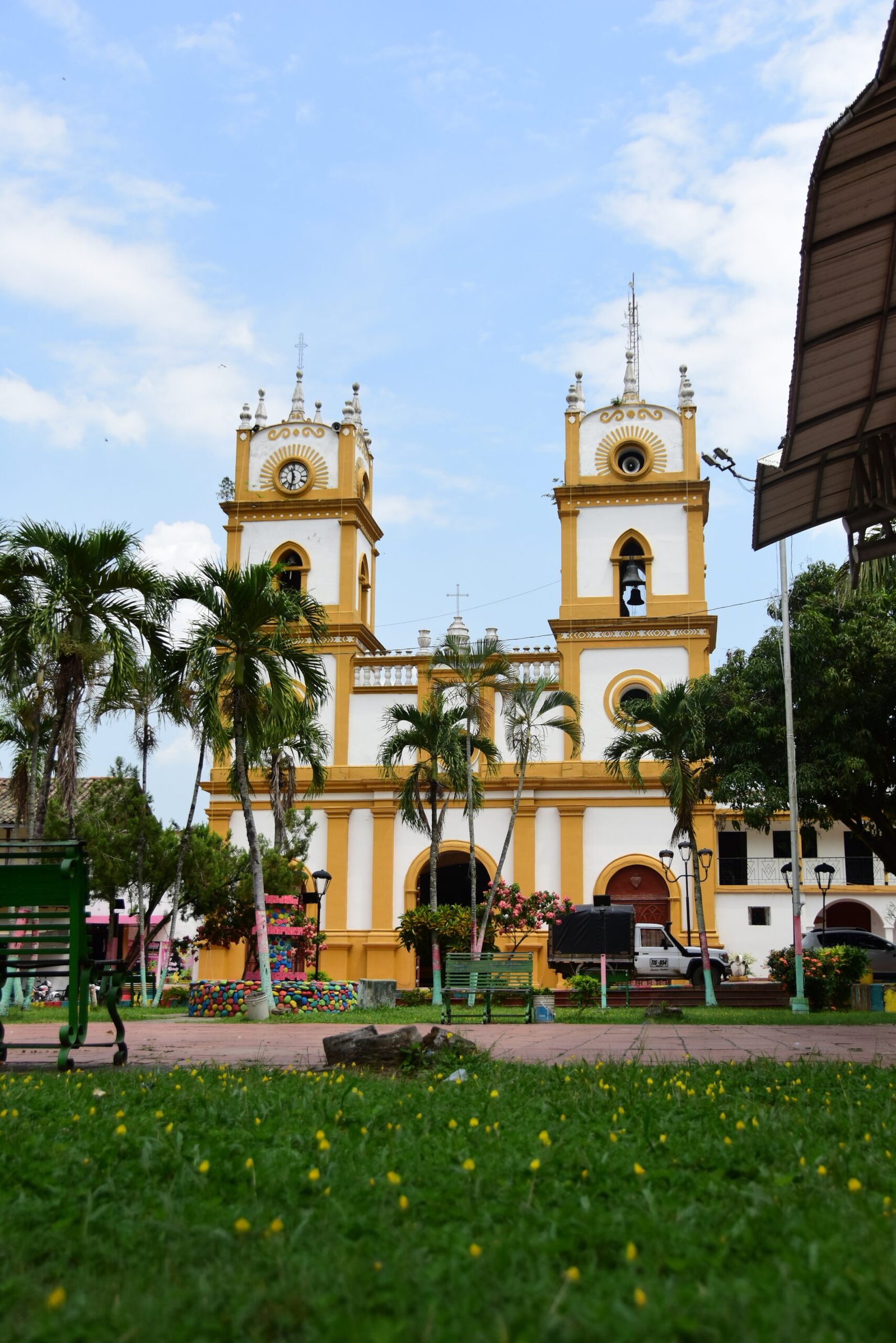 Plato tradicional de gastronomía local, evocando los sabores típicos como el sancocho o caldo