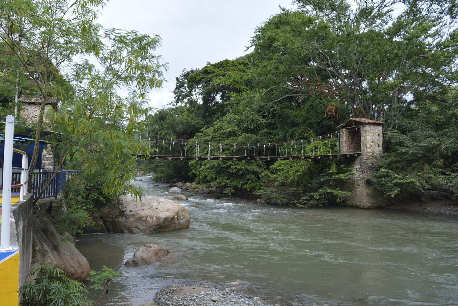 Paisaje natural con un río cristalino rodeado de vegetación, similar al encanto del río Peralonso