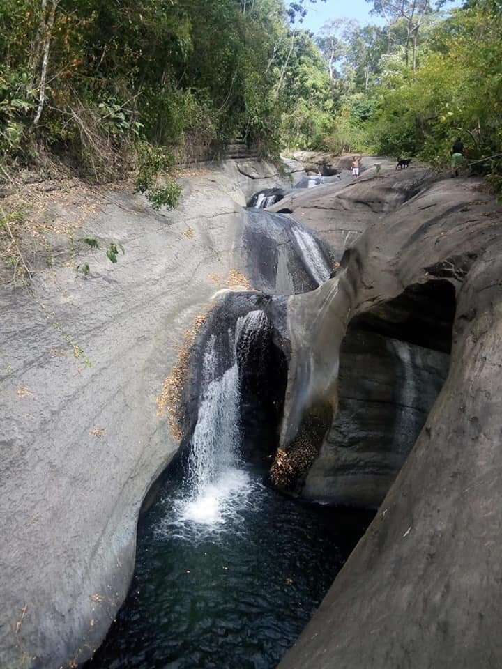 Iglesia histórica rodeada de paisaje montañoso, ideal para el turismo religioso