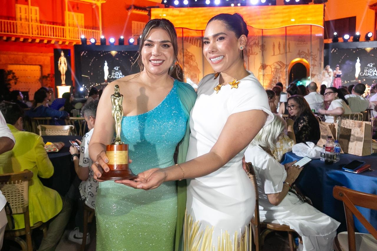 Jóvenes compartiendo música y arte en un espacio urbano