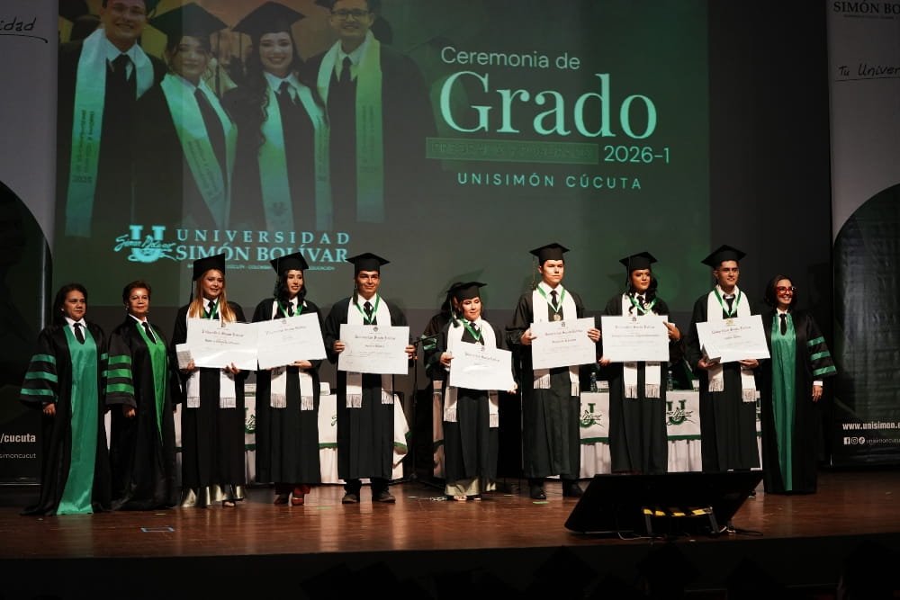 Grupo de estudiantes universitarios graduados sosteniendo sus diplomas