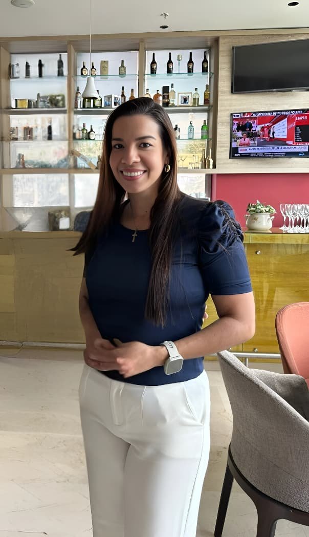 Apretón de manos entre empresarios durante un evento de networking