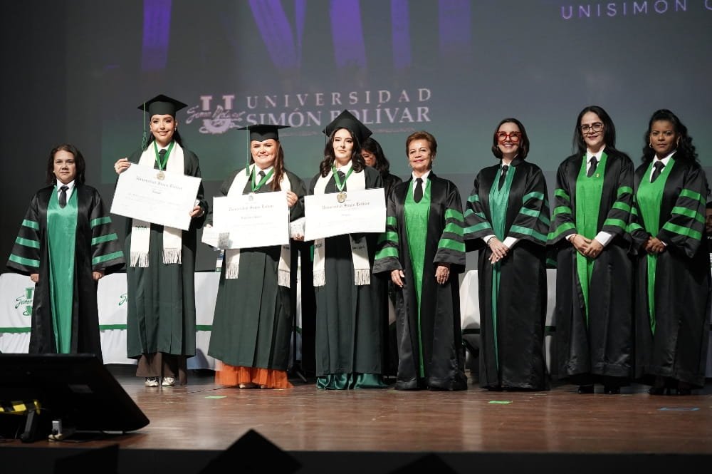 Ceremonia de graduación universitaria, directivos y estudiantes destacados