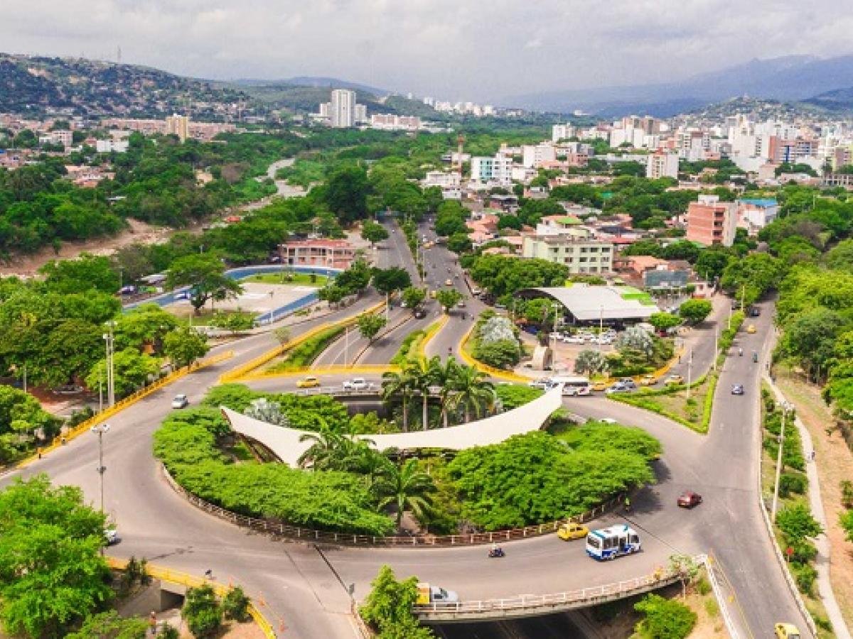 Datos y gráficas económicas en pantalla