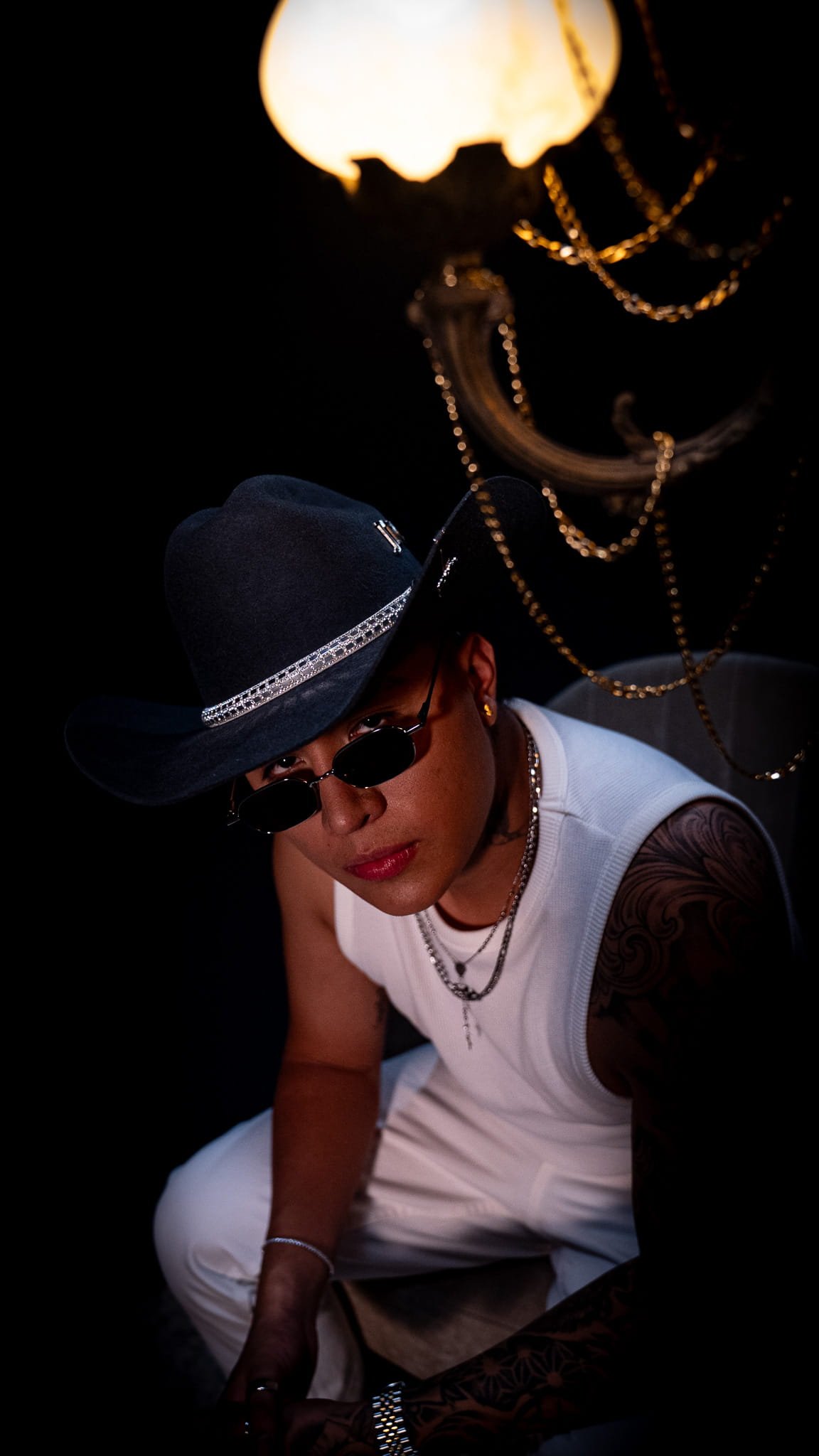 Cantante de música popular interpretando una canción con sentimiento