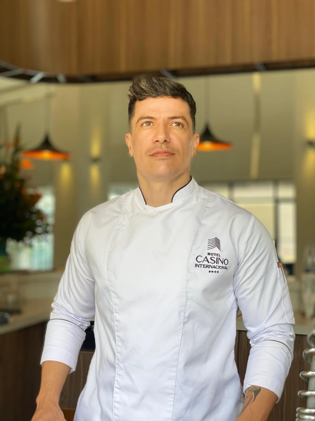 Retrato de un chef profesional con uniforme blanco