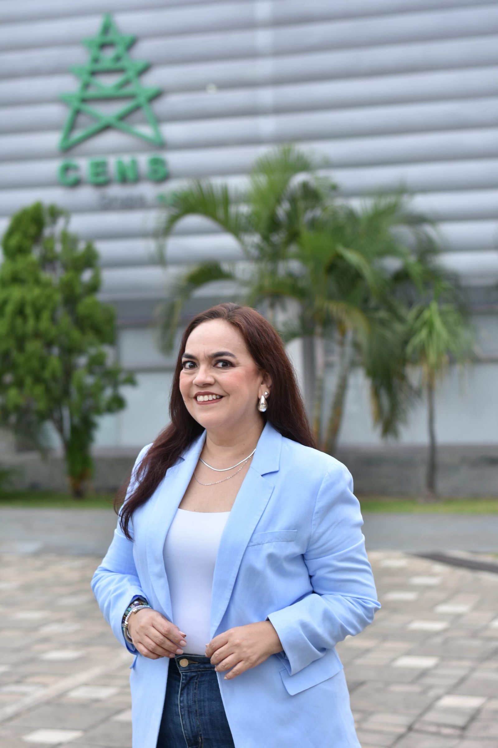 Pinceles y paleta de colores artísticos