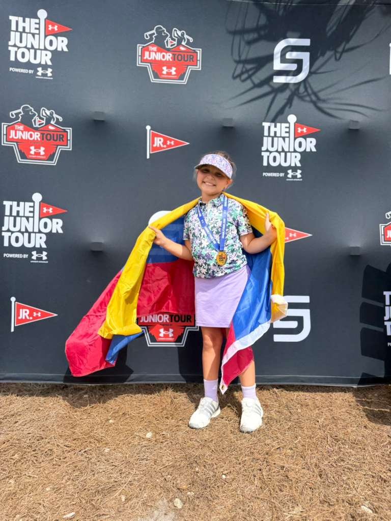 Pelota de golf y campo verde, simbolizando la competencia en Florida