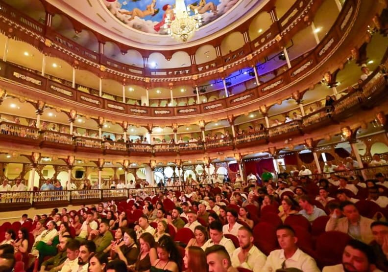 Detalle de un chef emplatando una creación culinaria de alta cocina
