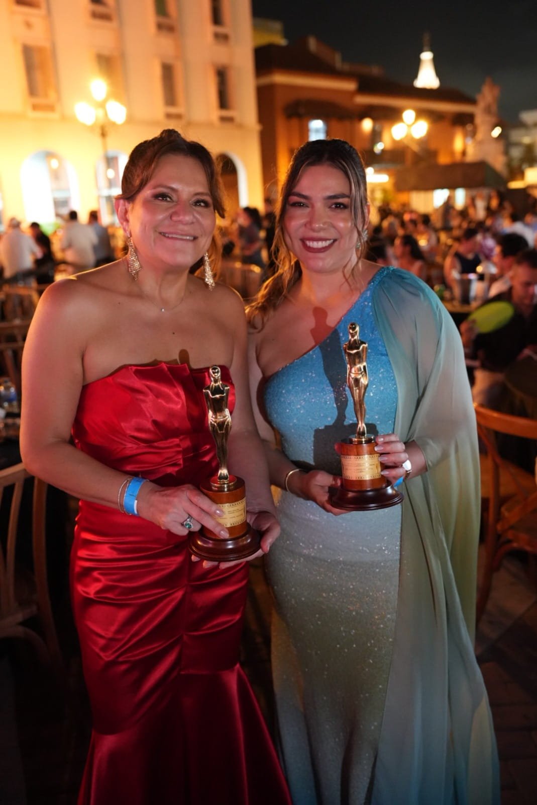 Galardón o estatuilla dorada brillando, representando los premios India Catalina