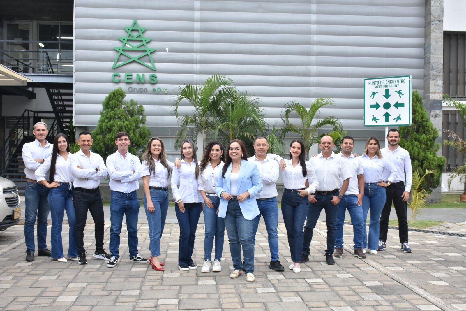 Mujer profesional sonriendo, representando la labor de comunicaciones y liderazgo