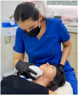 Procedimiento de medicina estética y cuidado de la piel en una clínica