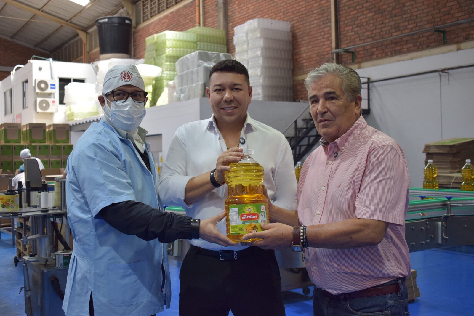 Colaboradores celebrando el trabajo en equipo en el entorno corporativo