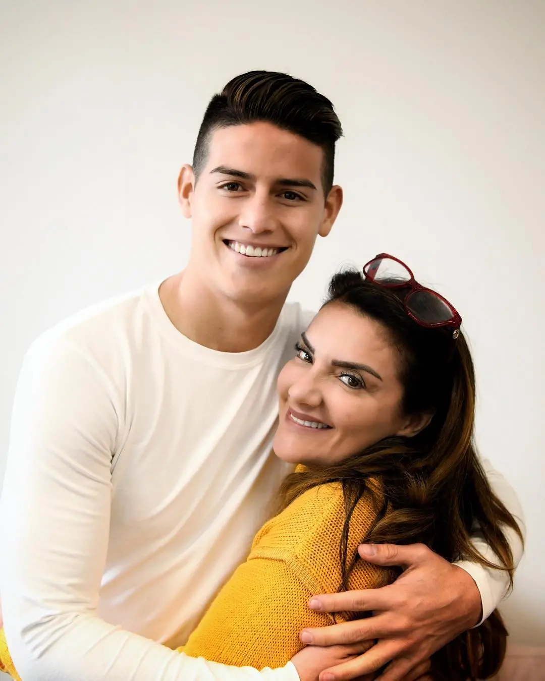María del Pilar Rubio, mamá de James Rodríguez, mostrando apoyo maternal