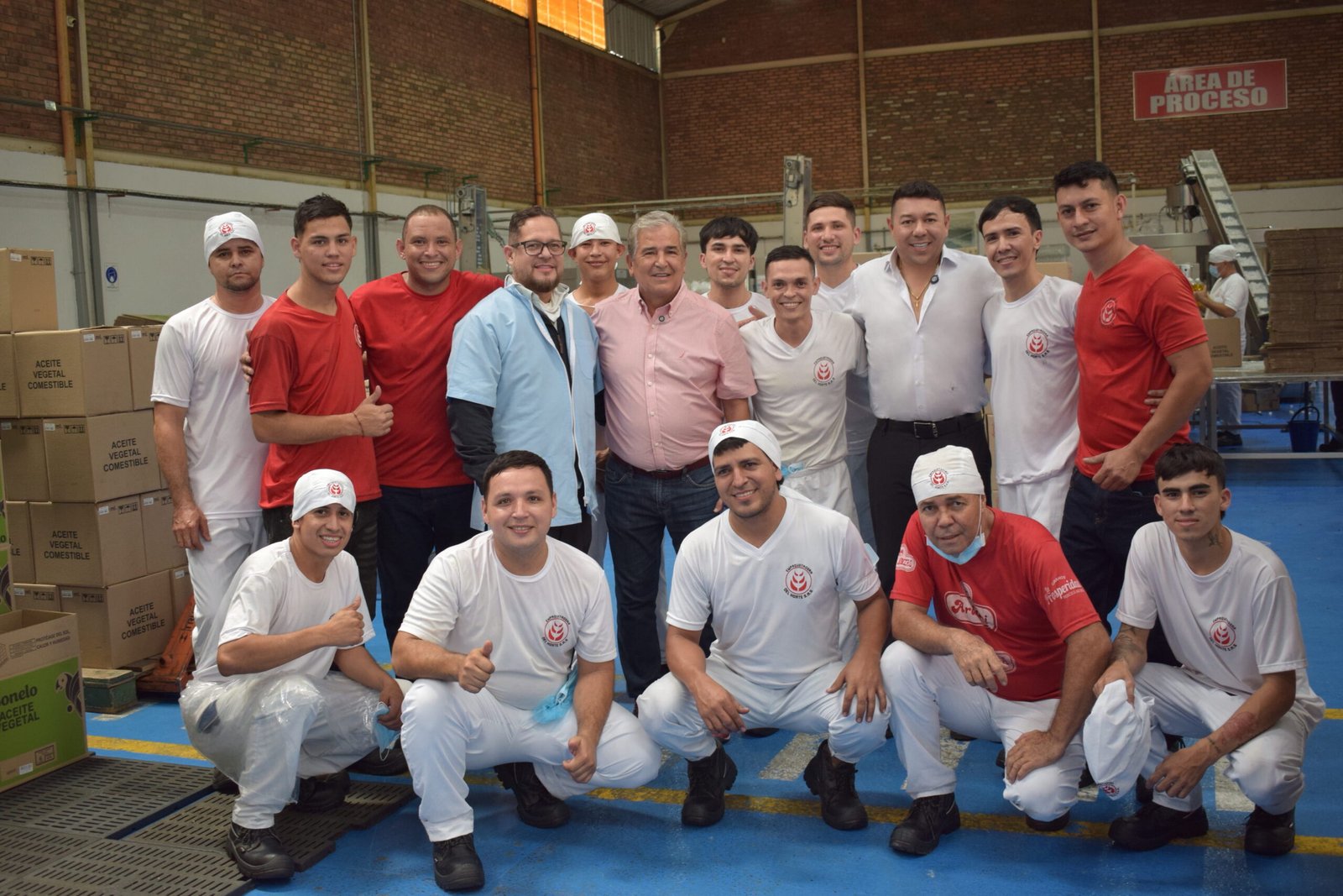 Equipo de trabajadores y colaboradores en la planta de producción