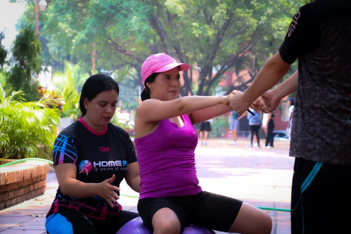 Mujer embarazada realizando actividad física y estiramientos