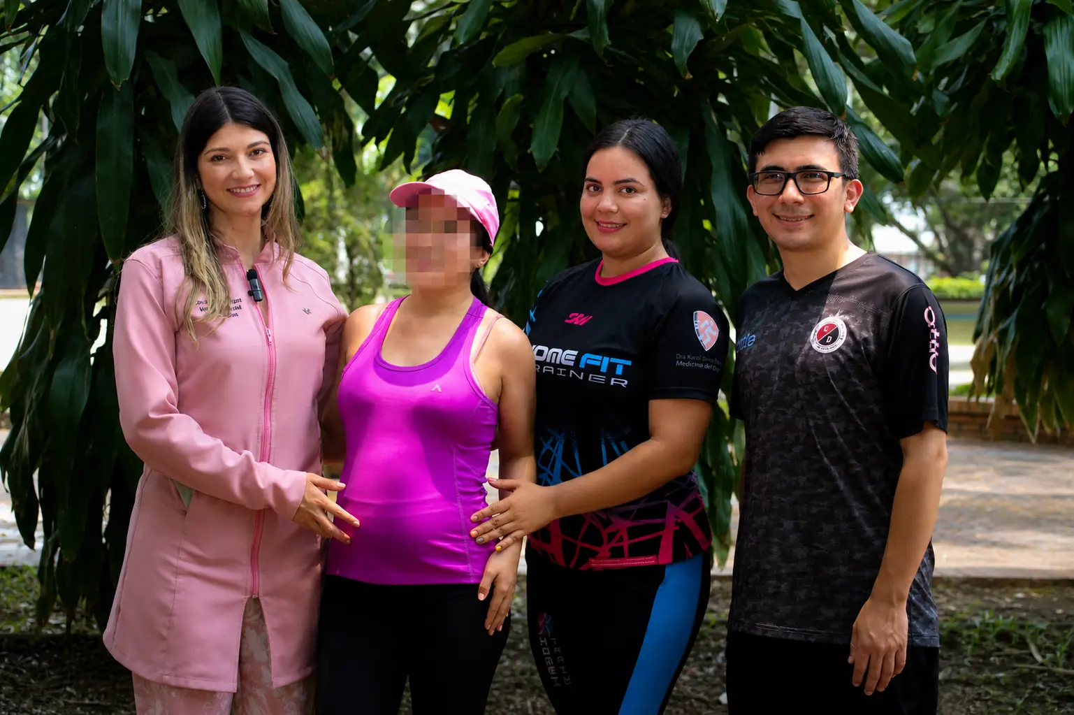 Mujer embarazada realizando actividad física y estiramientos