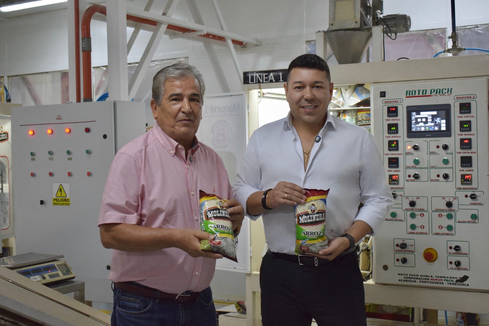 El entrenador Jorge Luis Pinto y Arvey Duque Villamizar en su recorrido por las instalaciones