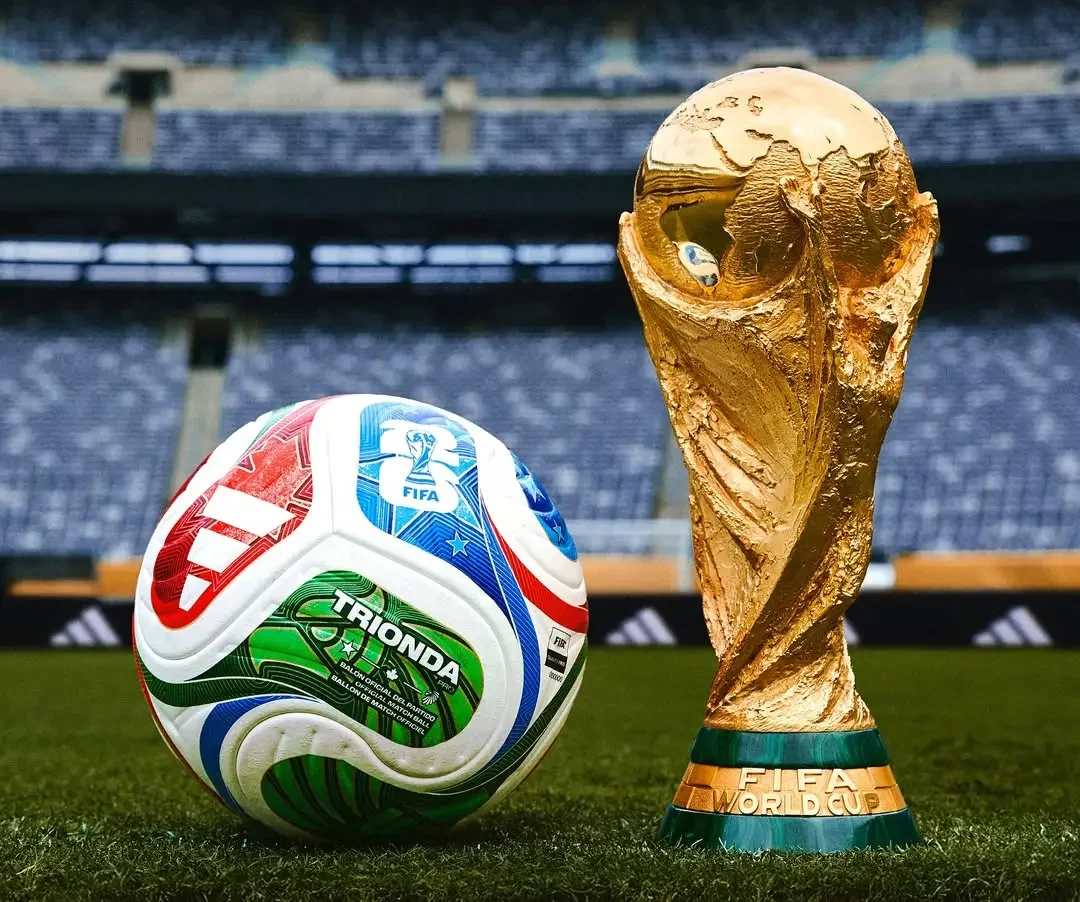 Balón de fútbol profesional sobre el césped