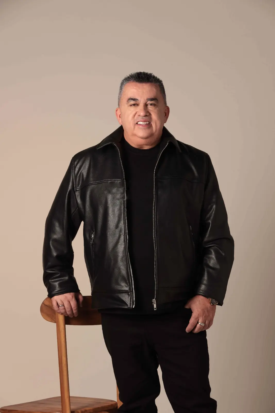 Empresario líder y padre de familia compartiendo en un espacio tranquilo