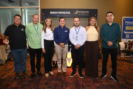 Empresarios estrechando manos y conversando en un espacio de networking