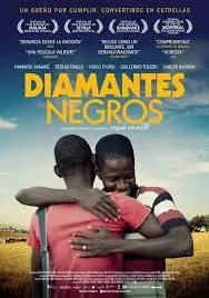 Jóvenes africanos jugando al fútbol en un campo de tierra