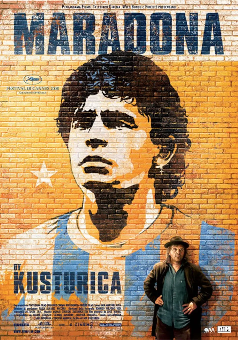 Hinchada de fútbol apasionada, reflejando el fenómeno de Maradona