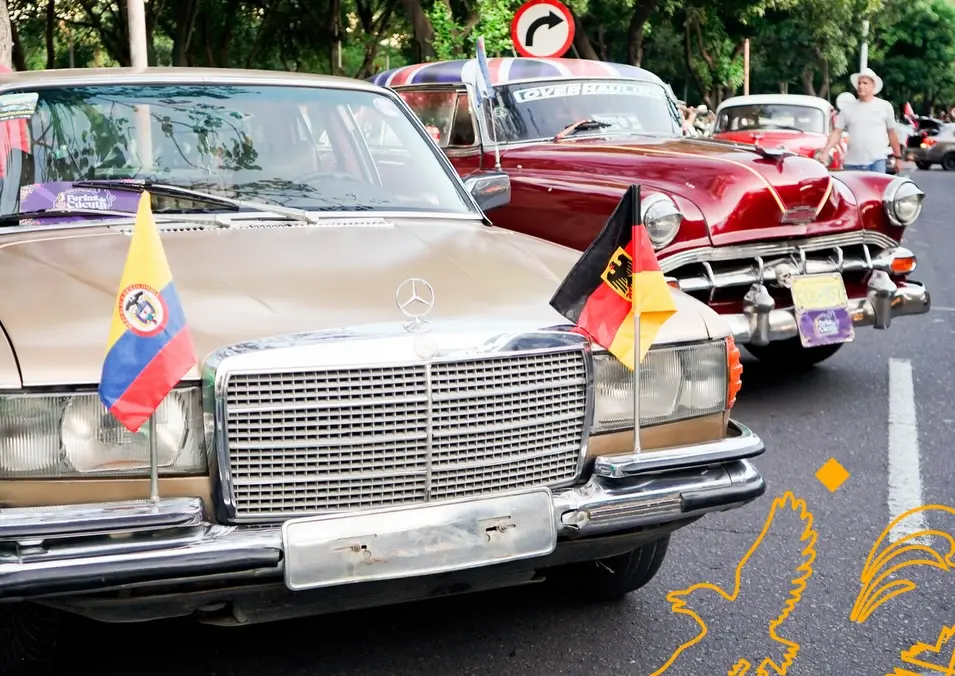 Celebración cultural y desfile con personas felices en la ciudad