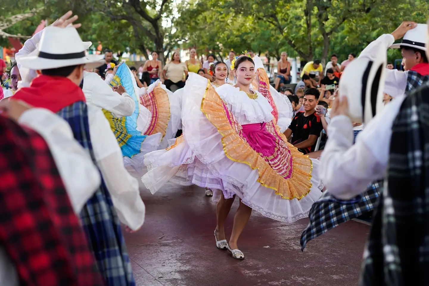 Bailarines, color y comparsas en las calles celebrando las ferias