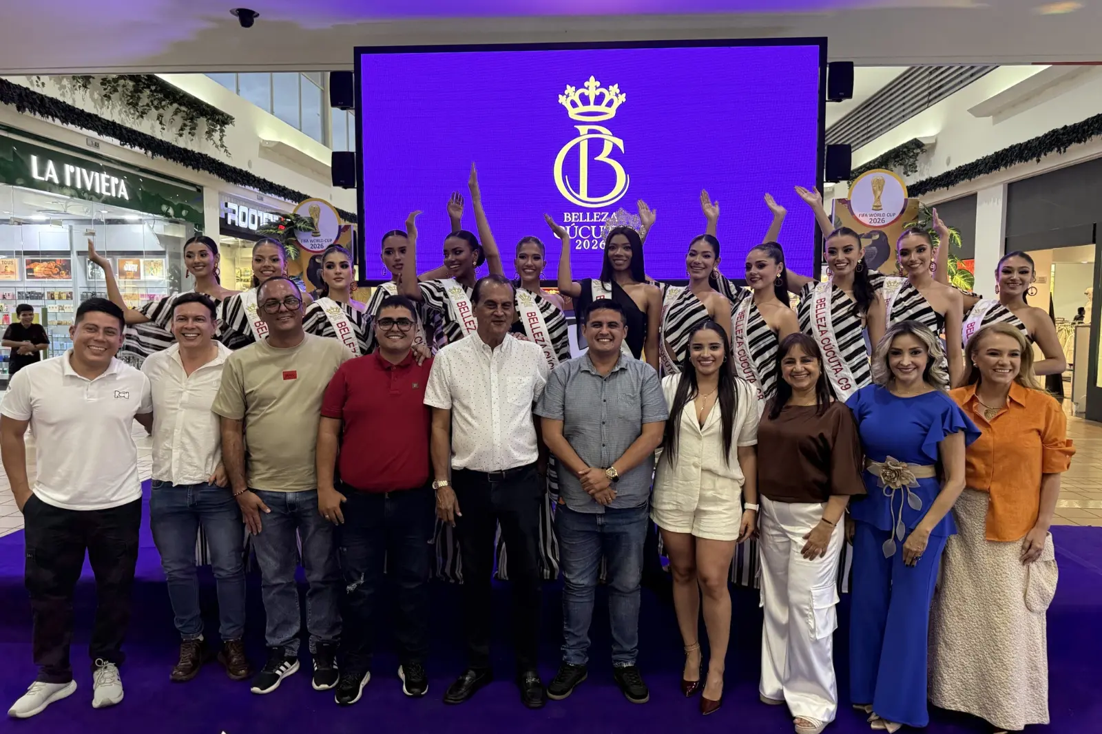 Evento de gala y luces de escenario, representando el certamen de belleza