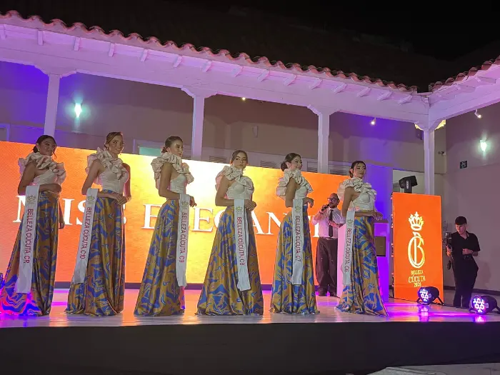 Zapatos de tacón elegantes desfilando en una pasarela de moda