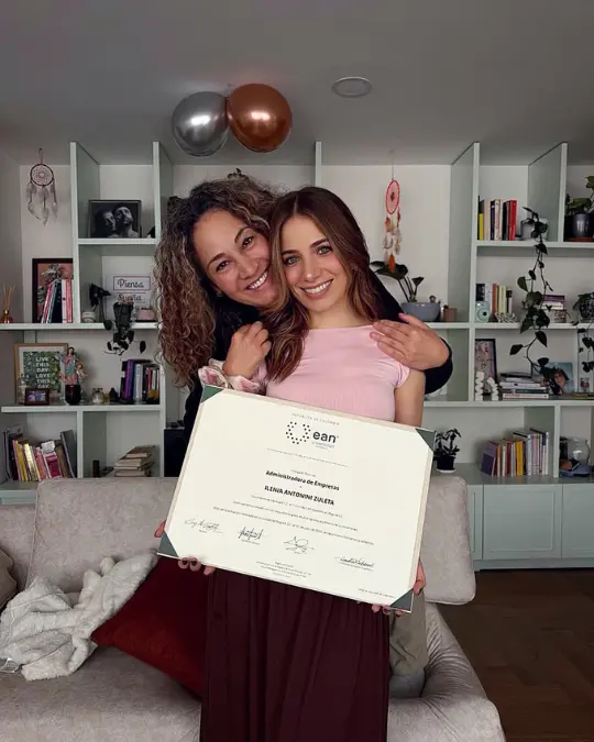 Ilenia Antonini se gradúa de Administración de Empresas