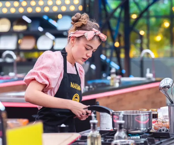 Mariana Mozo cocinando en MasterChef Celebrity 2026