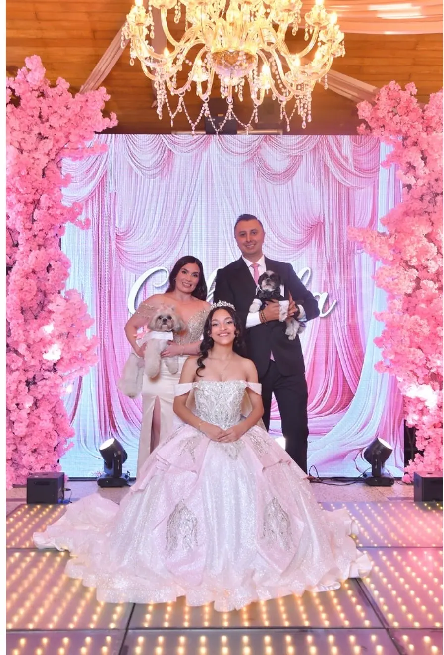María Gabriela junto a su familia durante la fiesta de 15 años