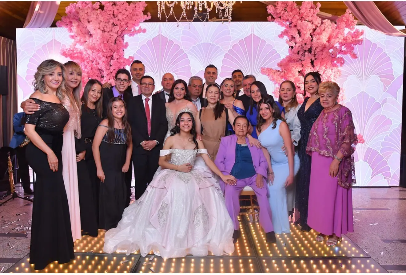 Amigos celebran junto a María Gabriela en el Hotel Cariongo