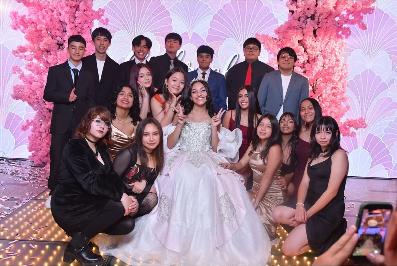 Compañeras de colegio acompañan a María Gabriela en sus quince años