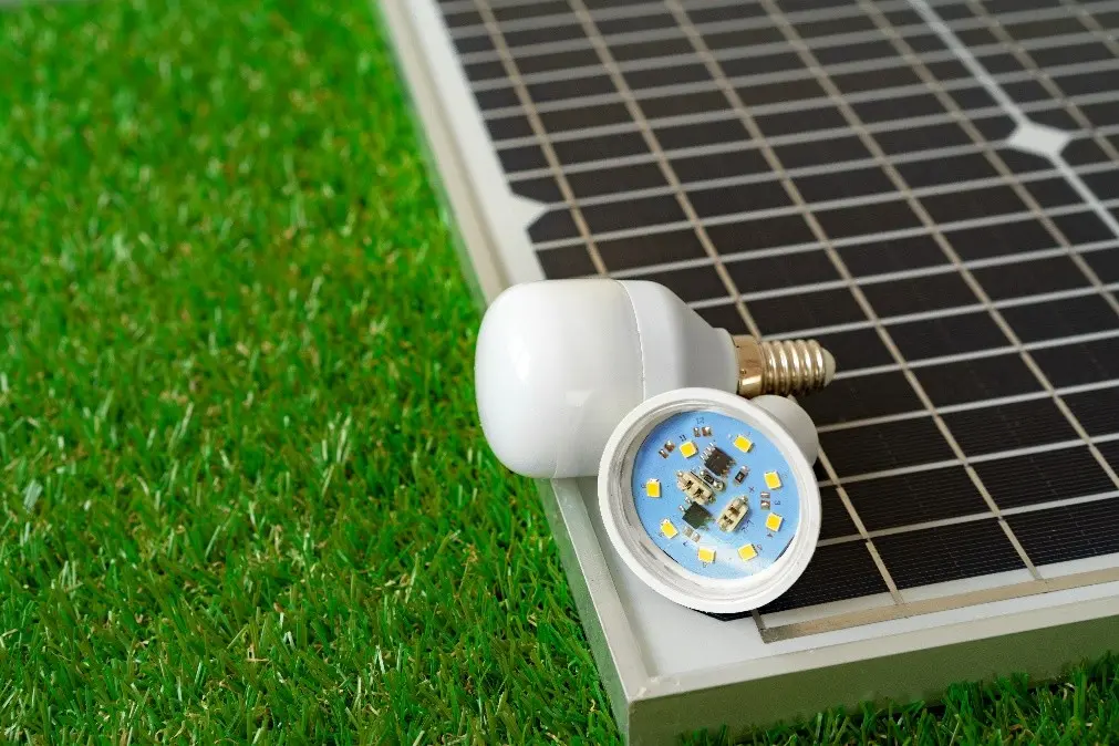 Energía solar en casa con distintos dispositivos solares