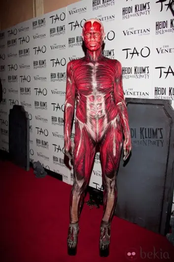 Heidi Klum con body painting de cuerpo humano en 2011