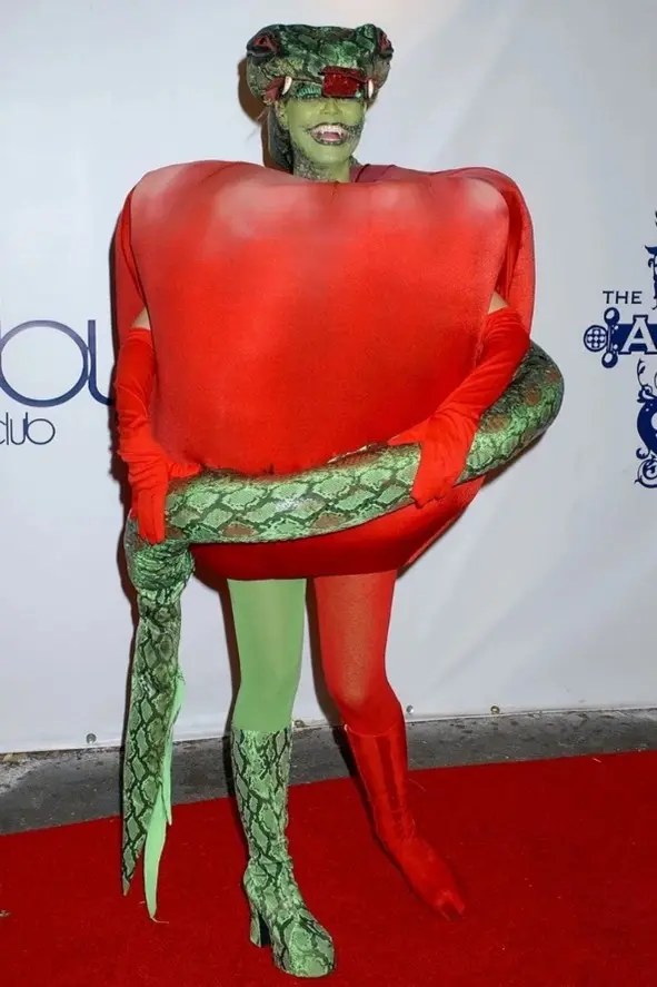 Heidi Klum disfrazada de manzana, fruto prohibido, en 2006