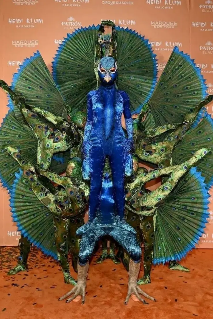Heidi Klum disfrazada de pavo real con el Cirque du Soleil en 2023